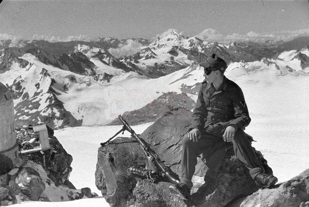 Немецкий солдат охраняет Приют Одиннадцати (Elbrus-Haus), 1942