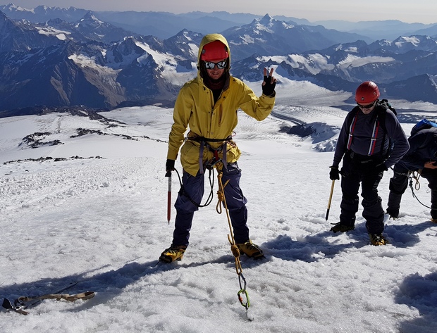 обучение альпинизму на Эльбрусе над Скалами Пастухова: станция на ледобуре