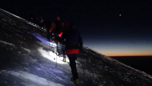 Восхождение на Эльбрус начинается ночью, рассвет мы встречаем на Горе. Автор фото - Константин Метельков