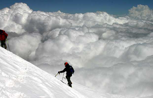 Альпинист парит над облаками