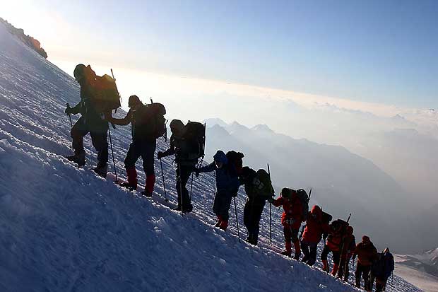 Альпинисты на восхождении на Эльбрус