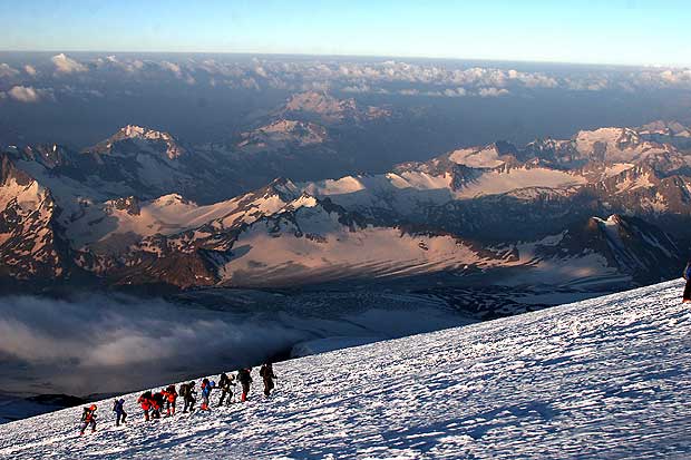 Группа альпинистов идет на вершину