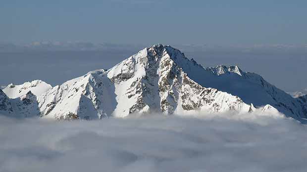 Парящие над облаками горы - вид с "бочек" на Эльбрусе