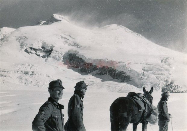 1942 год, переход горных стрелков от перевала Хотю-тау к Приюту-11. На этой фотографии (возможно, снятой позже) немцы уже перешли перевал Хотю-тау, и прошли плато Хотю-тау