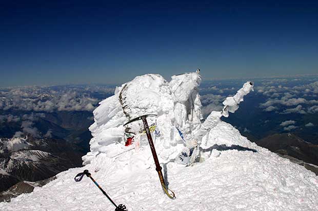 Вершина Эльбруса. Стоящий на ней камень занесло снегом. А еще на ней для хорошего фото не хватает вас :-)