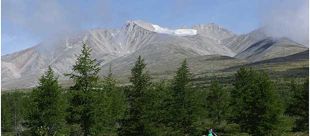 Гора МУНКУ-САРДЫК, высота более 3000 м.